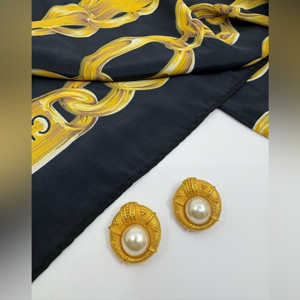 Vintage 90's Gold and Pearl Clip on Earrings